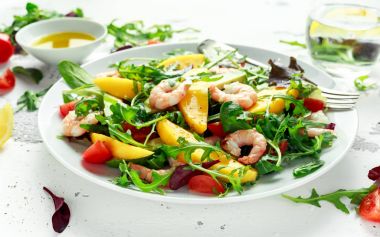 Taze avokado, karides, Mango Salatası yeşil salata ile karıştırın, cherry domates, otlar ve zeytinyağı, limon sos. sağlıklı gıda