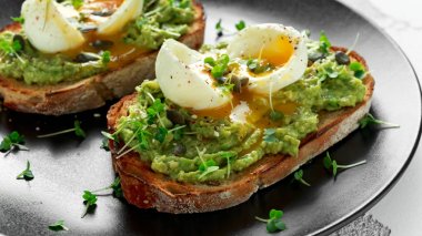 Sağlıklı avokado ve yumurta tost kabak ve susam tohumu ile serpilir tere salatası
