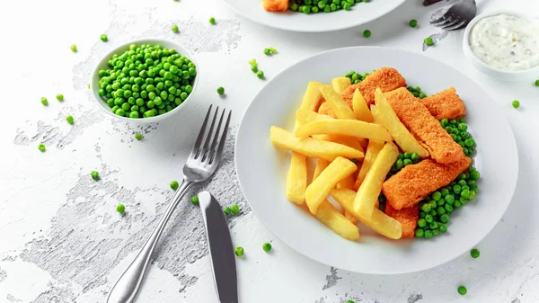 Poisson traditionnel britannique doigt et chips avec pois et sauce tartare dans une assiette blanche . — Photo