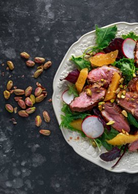 Ördek fileto biftek salata turuncu yarısı, turp ve ezilmiş Antep fıstığı ile meme