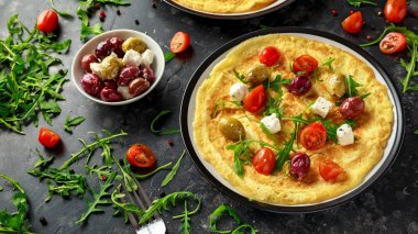 Domates, vahşi roket, Yunan peynir, zeytin bir plaka ile sebze yumurta omlet. Sabah kahvaltı. sağlıklı gıda