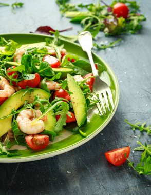 Taze avokado, karides salatası yeşil salata ile karıştırın, cherry domates, otlar ve zeytinyağı, limon sos. sağlıklı gıda