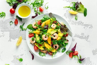 Taze avokado, karides, Mango Salatası yeşil salata ile karıştırın, cherry domates, otlar ve zeytinyağı, limon sos. sağlıklı gıda