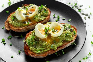 Sağlıklı avokado ve yumurta tost kabak ve susam tohumu ile serpilir tere salatası