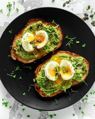 Sağlıklı avokado ve yumurta tost kabak ve susam tohumu ile serpilir tere salatası