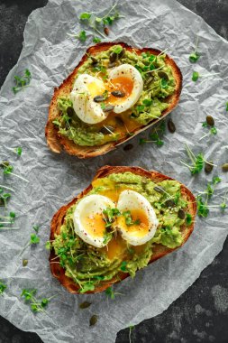 Sağlıklı avokado ve yumurta tost kabak ve susam tohumu ile serpilir tere salatası