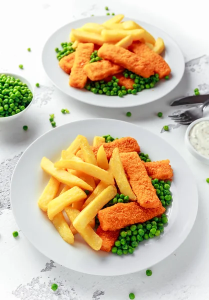 英国传统鱼手指和薯条用豌豆和鞑靼汁在白盘子里. — 图库照片