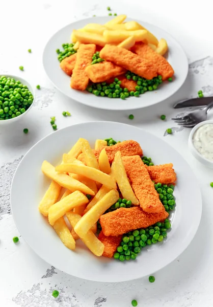 Dedo de peixe tradicional britânico e batatas fritas com ervilhas e molho tártaro em uma placa branca . — Fotografia de Stock