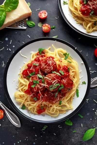Albóndigas de pasta de espagueti con salsa de tomate, albahaca, queso parmesano de hierbas sobre fondo oscuro —  Fotos de Stock