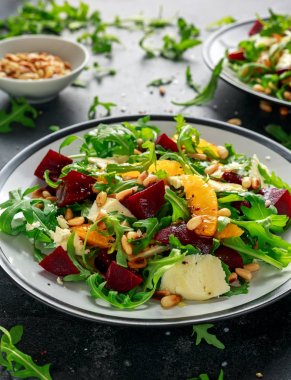 Taze pancar, vahşi roket, peynir ve çam fıstığı portakal salatası. sağlıklı yaz gıda