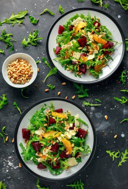 Taze pancar, vahşi roket, peynir ve çam fıstığı portakal salatası. sağlıklı yaz gıda