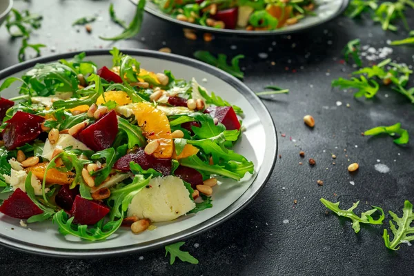 Taze pancar, vahşi roket, peynir ve çam fıstığı portakal salatası. sağlıklı yaz gıda