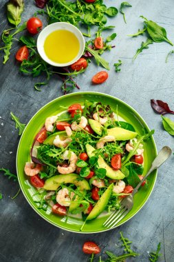 Taze avokado, karides salatası yeşil salata ile karıştırın, cherry domates, otlar ve zeytinyağı, limon sos. sağlıklı gıda