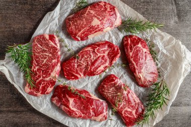 Ham organik mermer sığır biftek biberiye ve kekik kağıt pişirme ile