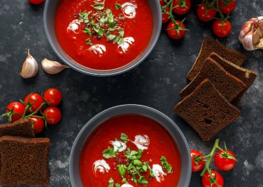 Domates ve sarımsak, taze fesleğen çorbası kırık yetkin Mısır, dondurma ve hamur mayası ekmek ile servis
