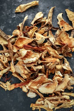 Siyah arka planda, doku kuru porcini mantar.