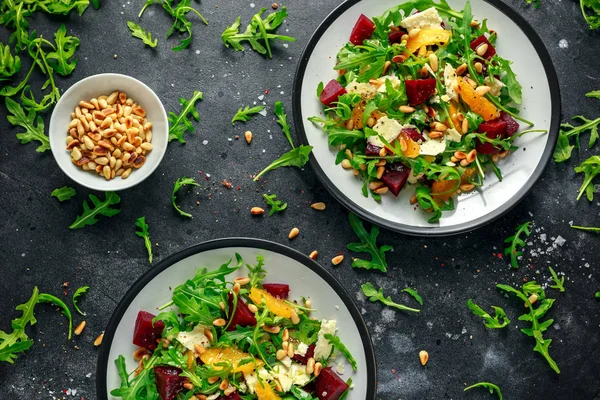 Taze pancar, vahşi roket, peynir ve çam fıstığı portakal salatası. sağlıklı yaz gıda