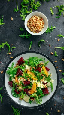 Taze pancar, vahşi roket, peynir ve çam fıstığı portakal salatası. sağlıklı yaz gıda