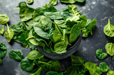 Taze organik ıspanak mermer havaneli pesto yapmak için hazır bırakır