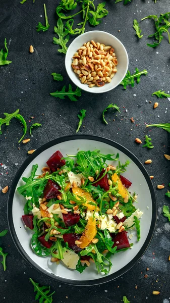 Taze pancar, vahşi roket, peynir ve çam fıstığı portakal salatası. sağlıklı yaz gıda