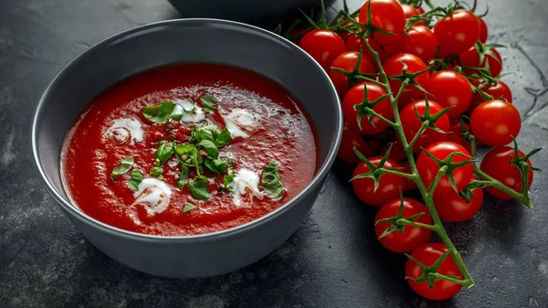 Domates ve sarımsak, taze fesleğen çorbası kırık yetkin Mısır, dondurma ve hamur mayası ekmek ile servis