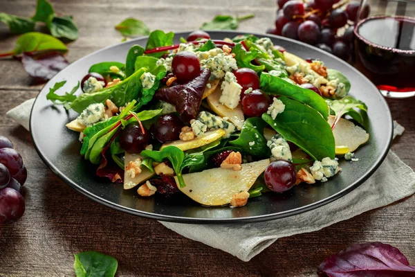 Свежие груши, салат из голубого сыра с овощной зеленой смесью, грецкие орехи, красный виноград. здоровое питание — стоковое фото