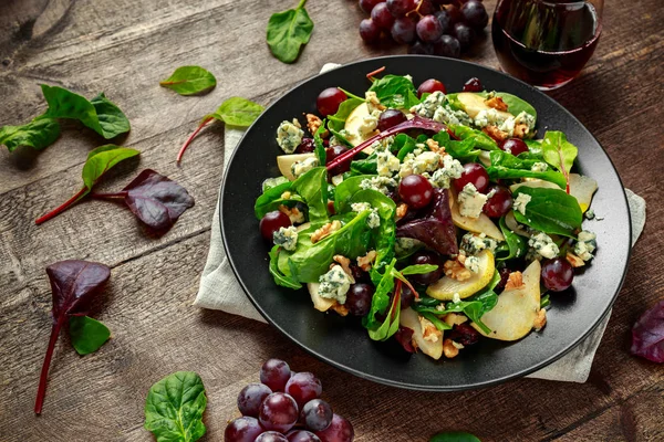 Свежие груши, салат из голубого сыра с овощной зеленой смесью, грецкие орехи, красный виноград. здоровое питание — стоковое фото