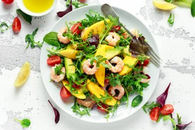 Taze avokado, karides, Mango Salatası yeşil salata ile karıştırın, cherry domates, otlar ve zeytinyağı, limon sos. sağlıklı gıda