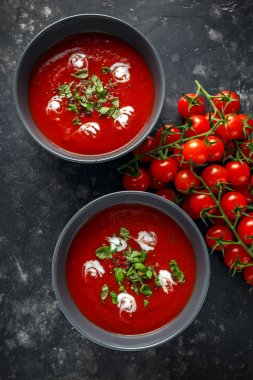 Domates ve sarımsak, taze fesleğen çorbası kırık yetkin Mısır, dondurma ve hamur mayası ekmek ile servis
