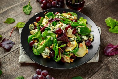 Taze, mavi peynir salata sebze yeşil ile Armutları, ceviz, kırmızı üzüm. sağlıklı gıda