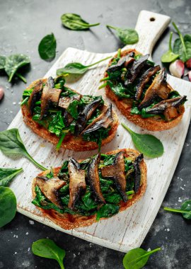 Mantar ve sarımsak limon dilimleri ile tost ıspanak sote. sağlıklı gıda.