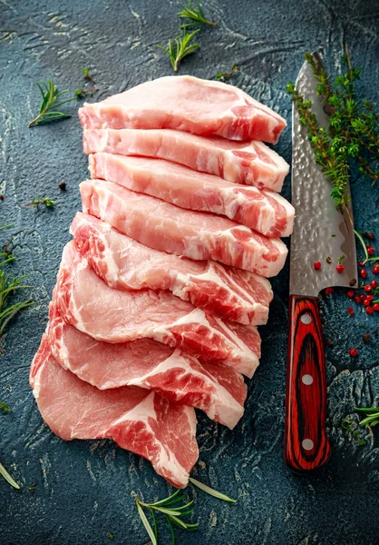 Сырая свиная лоза отбивные с травами, розмарин, тимьян, перец и нож — стоковое фото