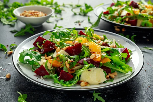 Taze pancar, vahşi roket, peynir ve çam fıstığı portakal salatası. sağlıklı yaz gıda