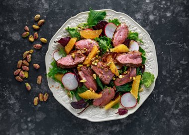 Ördek fileto biftek salata turuncu yarısı, turp ve ezilmiş Antep fıstığı ile meme