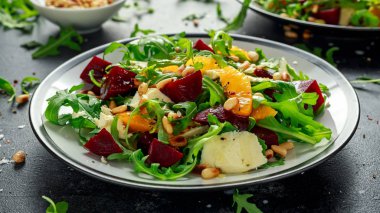 Taze pancar, vahşi roket, peynir ve çam fıstığı portakal salatası. sağlıklı yaz gıda