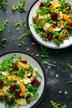 Taze pancar, vahşi roket, peynir ve çam fıstığı portakal salatası. sağlıklı yaz gıda