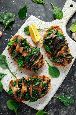 Mantar ve sarımsak limon dilimleri ile tost ıspanak sote. sağlıklı gıda.