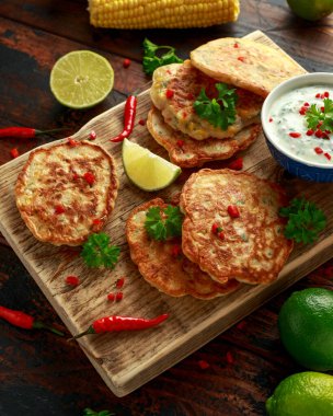 Mısır börek, daldırma beyaz sos, kireç ve biber ahşap tahta üzerinde gözleme