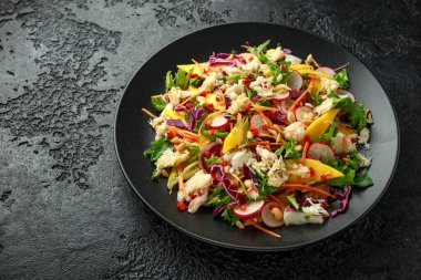 Sebzeli yengeç salatası, turp, havuç, mango, çam fıstığı ve karides.