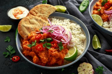 Etsiz tereyağı ezmesi, yasemin pilavı, soğan turşusu ve naan ekmeği.