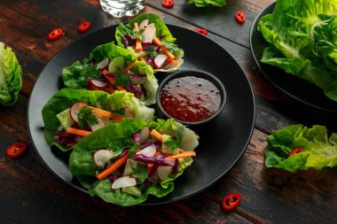 Havuç, soğan, turp, kırmızı lahana, salatalık ve acı biber soslu sebze salatası.