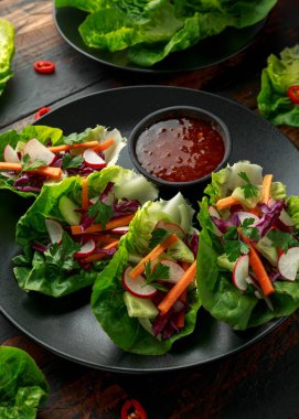 Havuç, soğan, turp, kırmızı lahana, salatalık ve acı biber soslu sebze salatası.