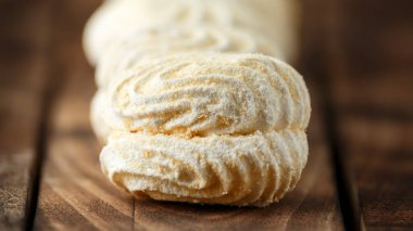 Geleneksel Rus şekerlemeleri ahşap kırsal masada.