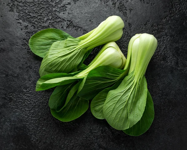 Pak Choi col china sobre fondo negro rústico — Foto de Stock