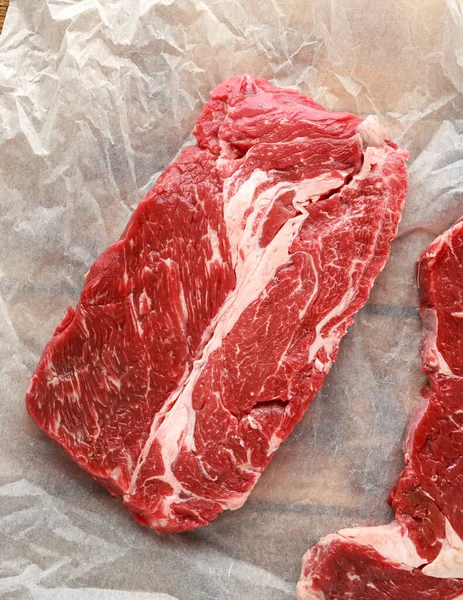 Syrové čerstvé dušené hovězí steak řeznictví připravené k vaření — Stock fotografie