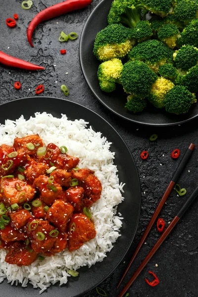 Pirinç, yeşil soğan ve brokoli ile Tsos tavuk — Stok fotoğraf