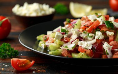 Salatalıklı Türk salatası, domates, kırmızı soğan, biber, maydanoz ve Feta peyniri.