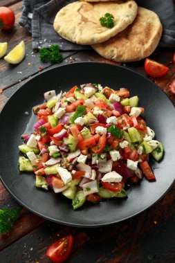 Salatalıklı Türk salatası, domates, kırmızı soğan, biber, maydanoz pita ekmeği ve Feta peyniri.