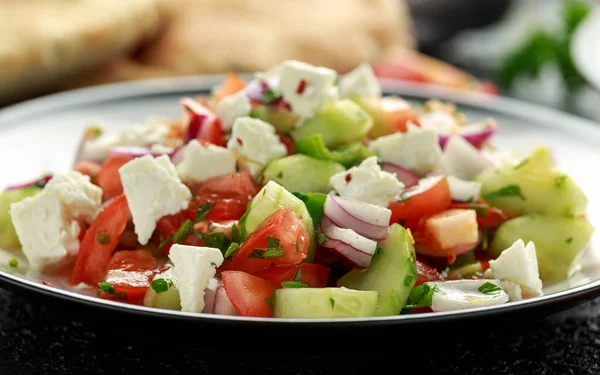 Ensalada de Shepards Turcos con pepino, tomate, cebolla roja, pimienta, pan de perejil pita y queso Feta —  Fotos de Stock