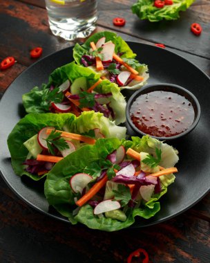 Havuç, soğan, turp, kırmızı lahana, salatalık ve acı biber soslu sebze salatası.